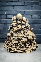 Skull Pile Phone Stand – Hand Painted, 3D Printed Gothic Desk Accessory (Pewter or Gold)