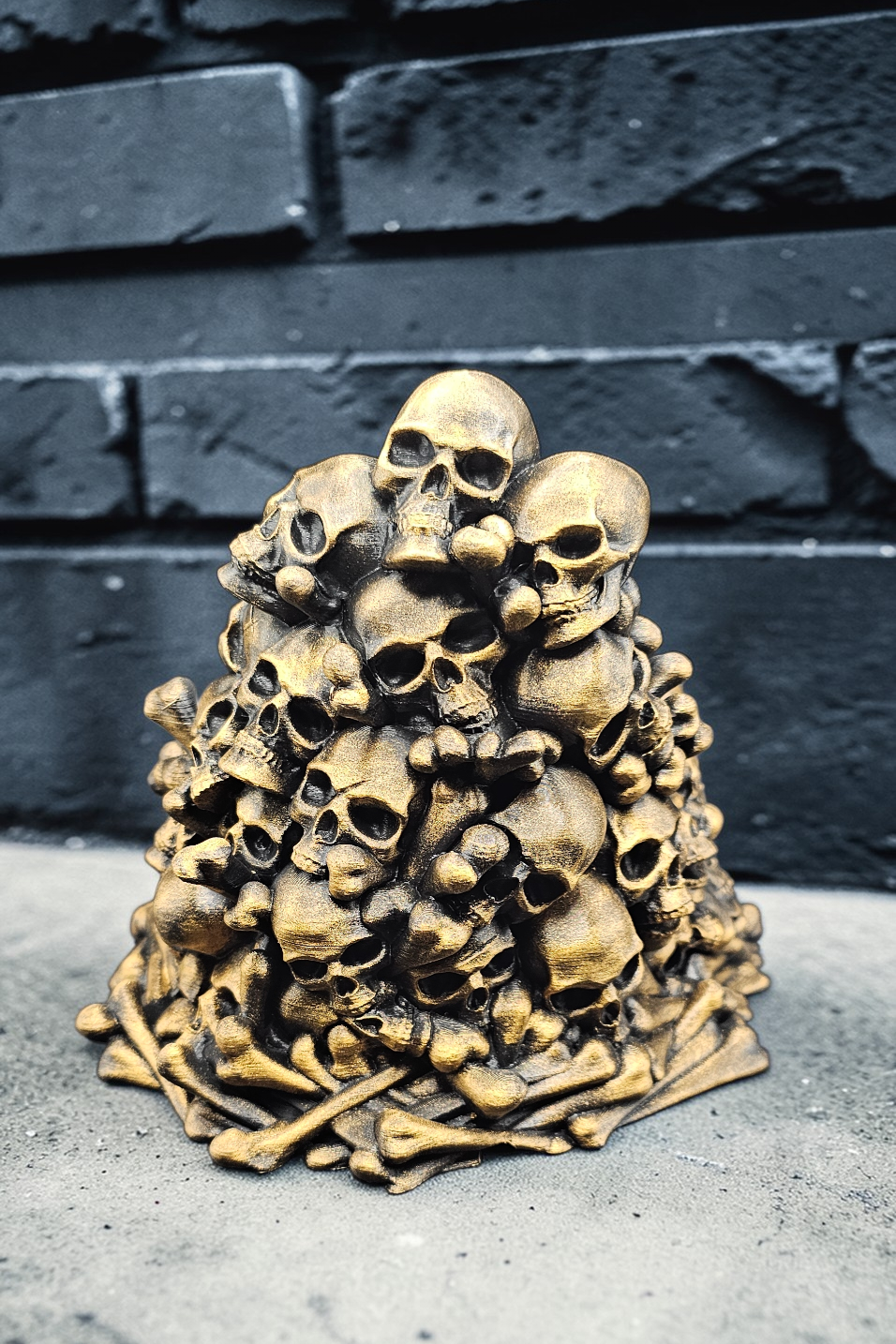 Skull Pile Phone Stand – Hand Painted, 3D Printed Gothic Desk Accessory (Pewter or Gold)