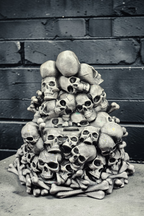 Skull Pile Phone Stand – Hand Painted, 3D Printed Gothic Desk Accessory (Pewter or Gold)