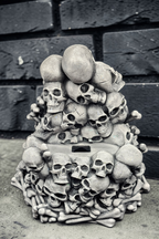 Skull Pile Phone Stand – Hand Painted, 3D Printed Gothic Desk Accessory (Pewter or Gold)